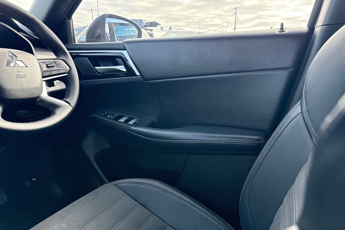 2023 Mitsubishi Outlander LS Black Edition ZM