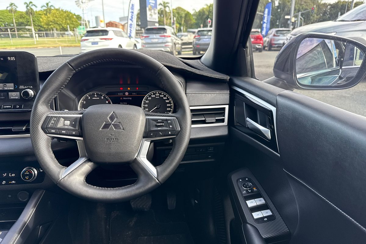 2023 Mitsubishi Outlander LS Black Edition ZM