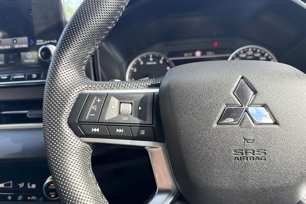 2023 Mitsubishi Outlander LS Black Edition ZM