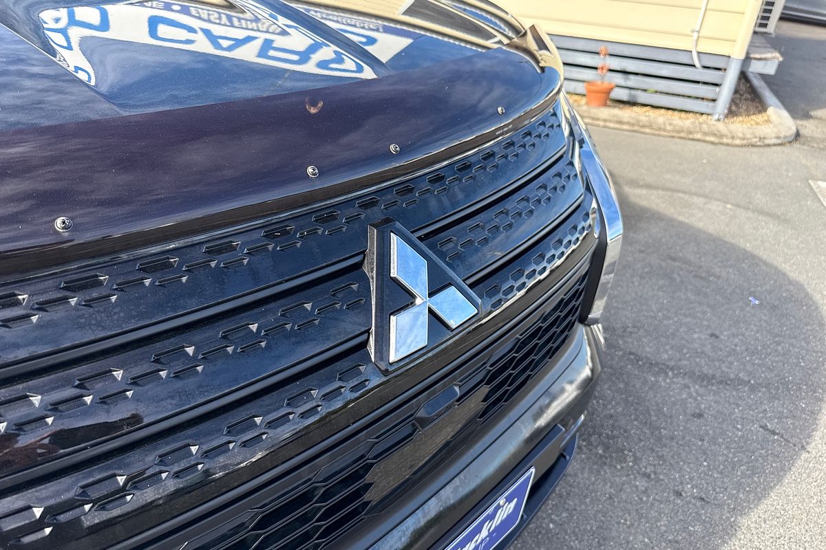 2023 Mitsubishi Outlander LS Black Edition ZM