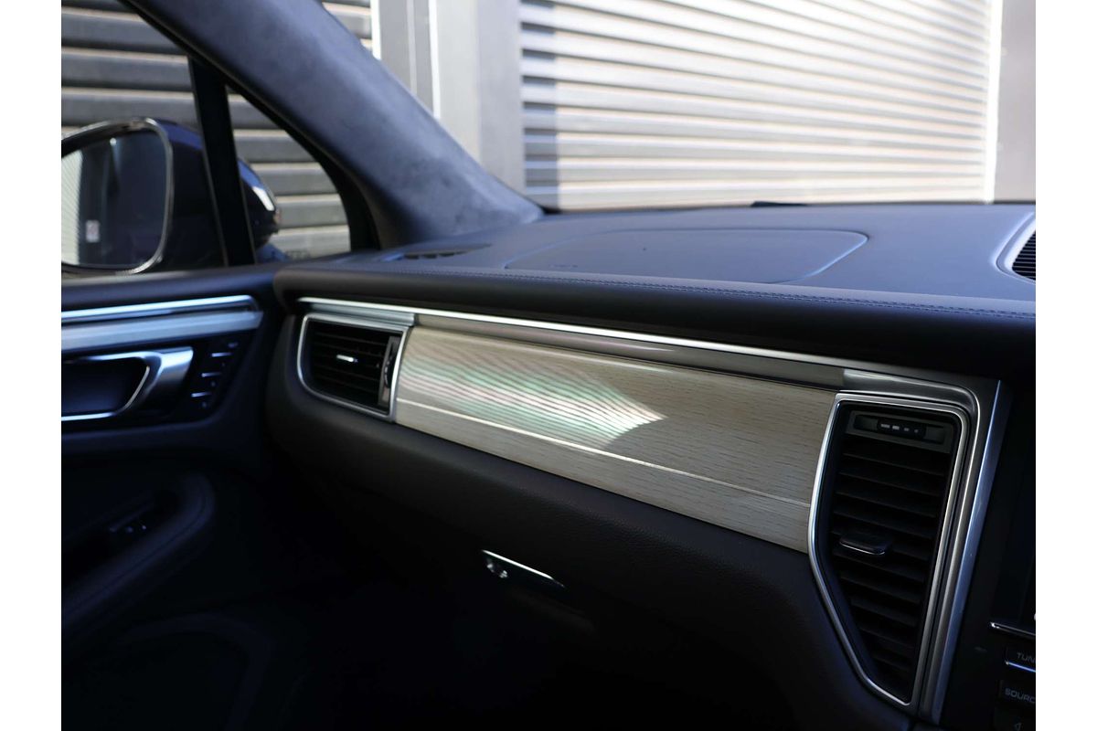 2015 Porsche Macan Turbo 95B