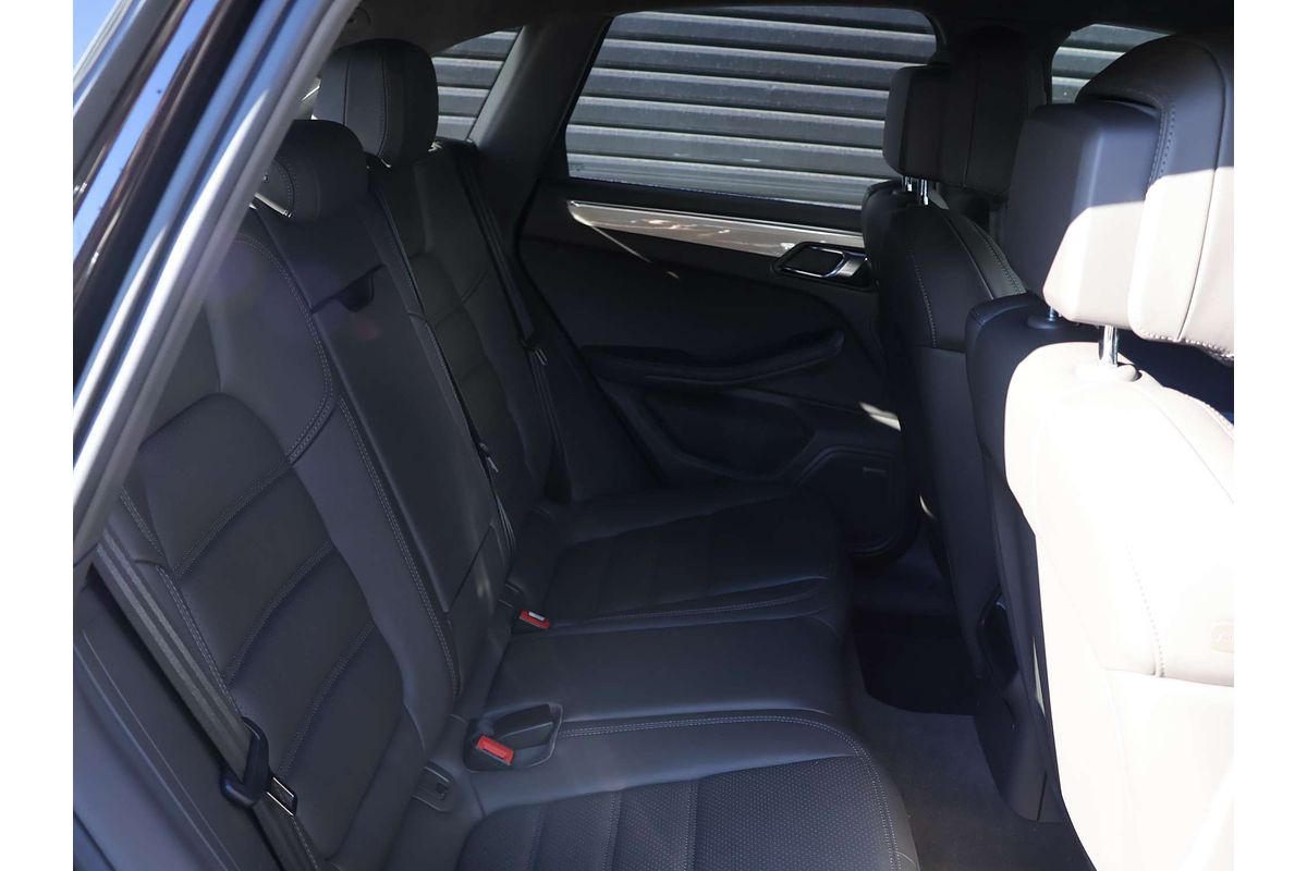 2015 Porsche Macan Turbo 95B