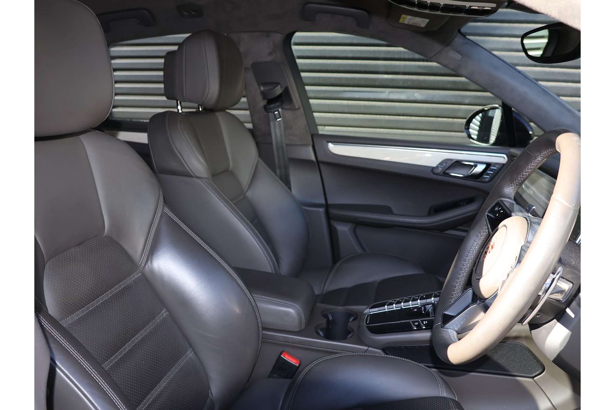 2015 Porsche Macan Turbo 95B