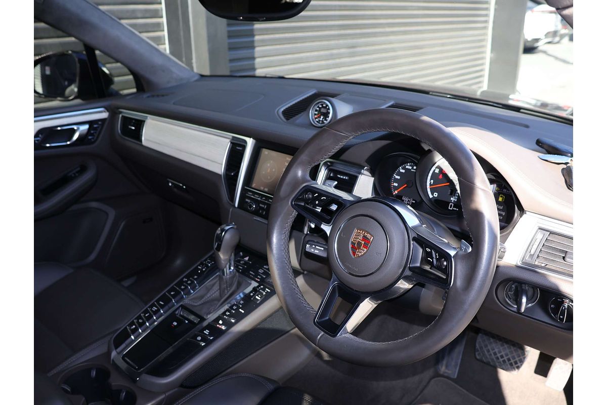 2015 Porsche Macan Turbo 95B