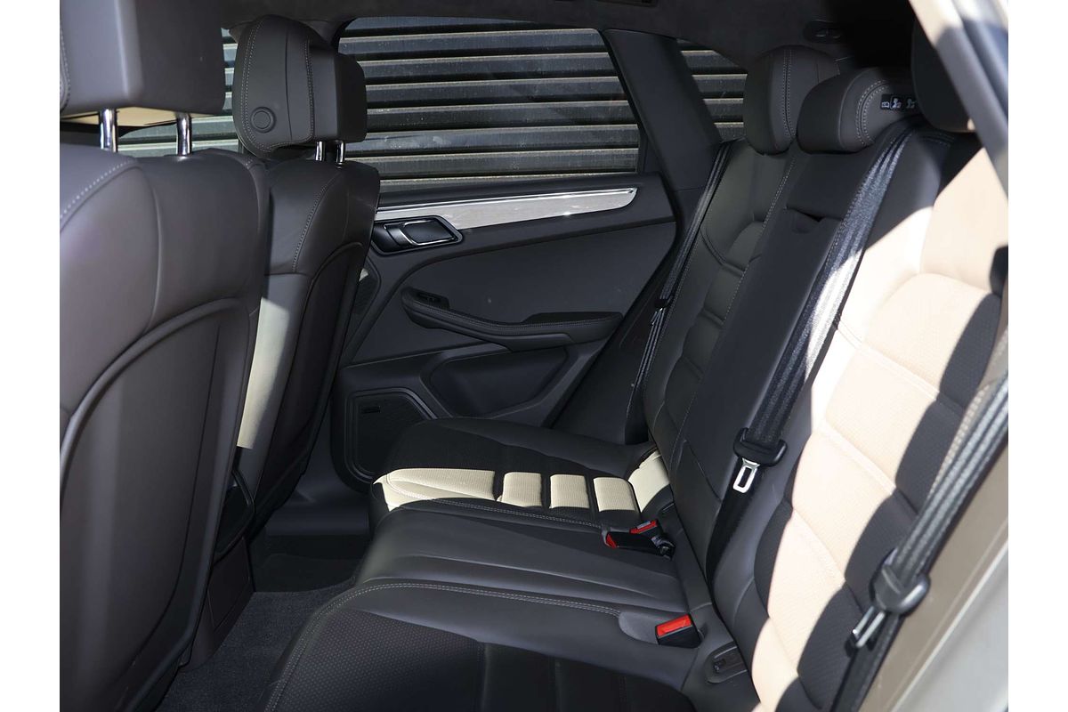2015 Porsche Macan Turbo 95B