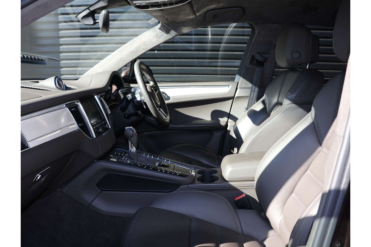 2015 Porsche Macan Turbo 95B