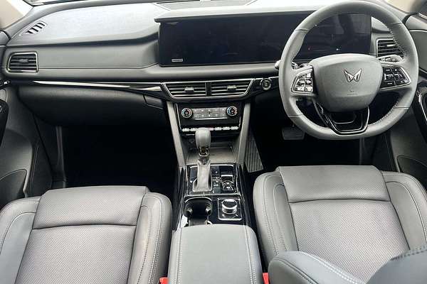 2025 Mahindra XUV700 AX7L
