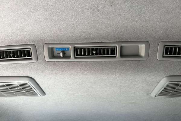 2010 Toyota Hiace Commuter TRH223R