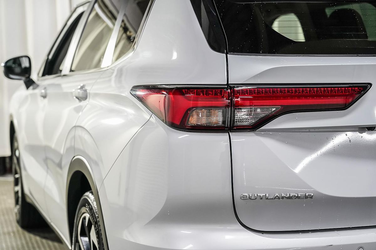 2024 Mitsubishi Outlander LS ZM