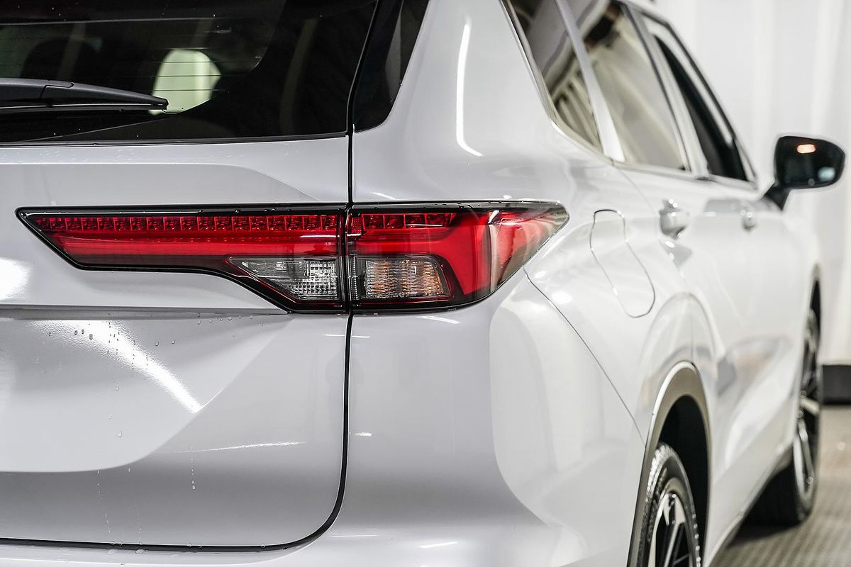 2024 Mitsubishi Outlander LS ZM