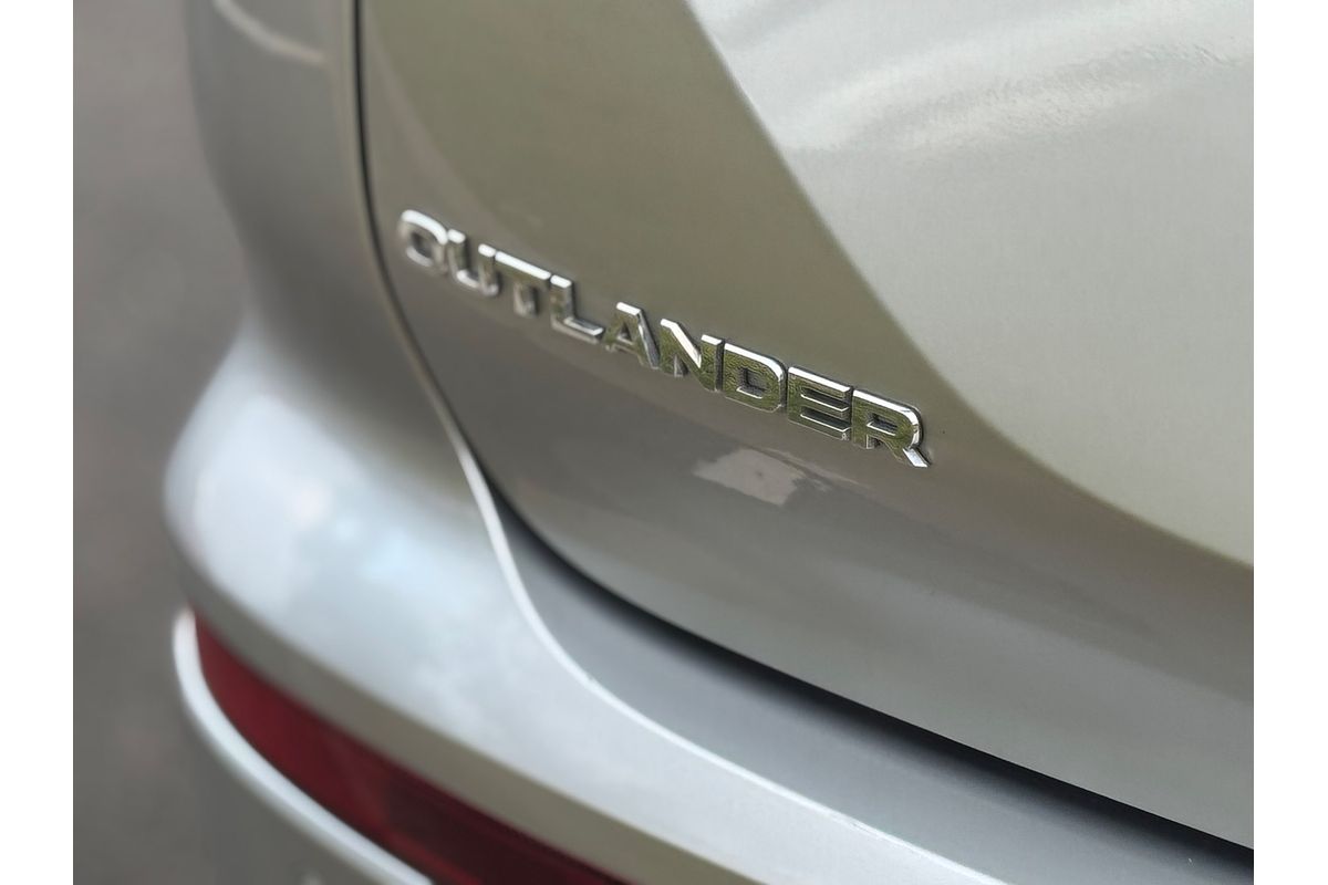 2024 Mitsubishi Outlander ES ZM