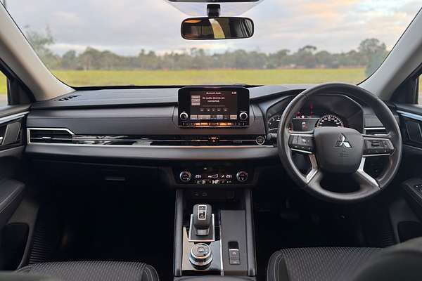 2024 Mitsubishi Outlander ES ZM