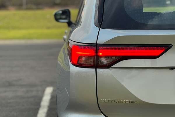 2024 Mitsubishi Outlander ES ZM