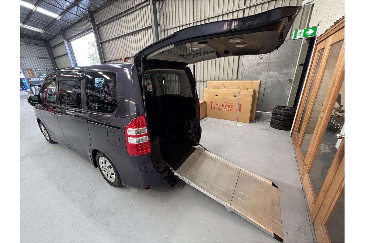 2011 Toyota Noah X L SELECTION ZZR70G