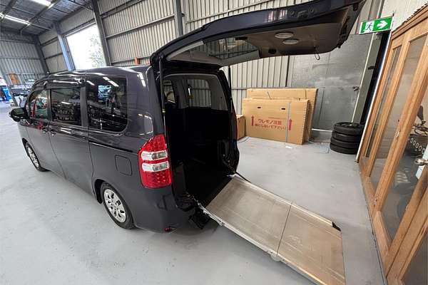 2011 Toyota Noah X L SELECTION ZZR70G