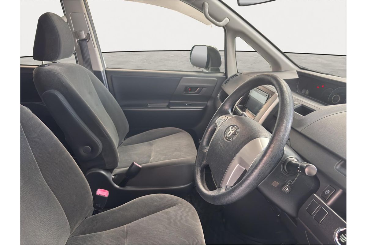 2011 Toyota Noah X L SELECTION ZZR70G