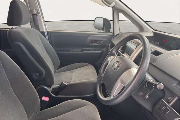 2011 Toyota Noah X L SELECTION ZZR70G