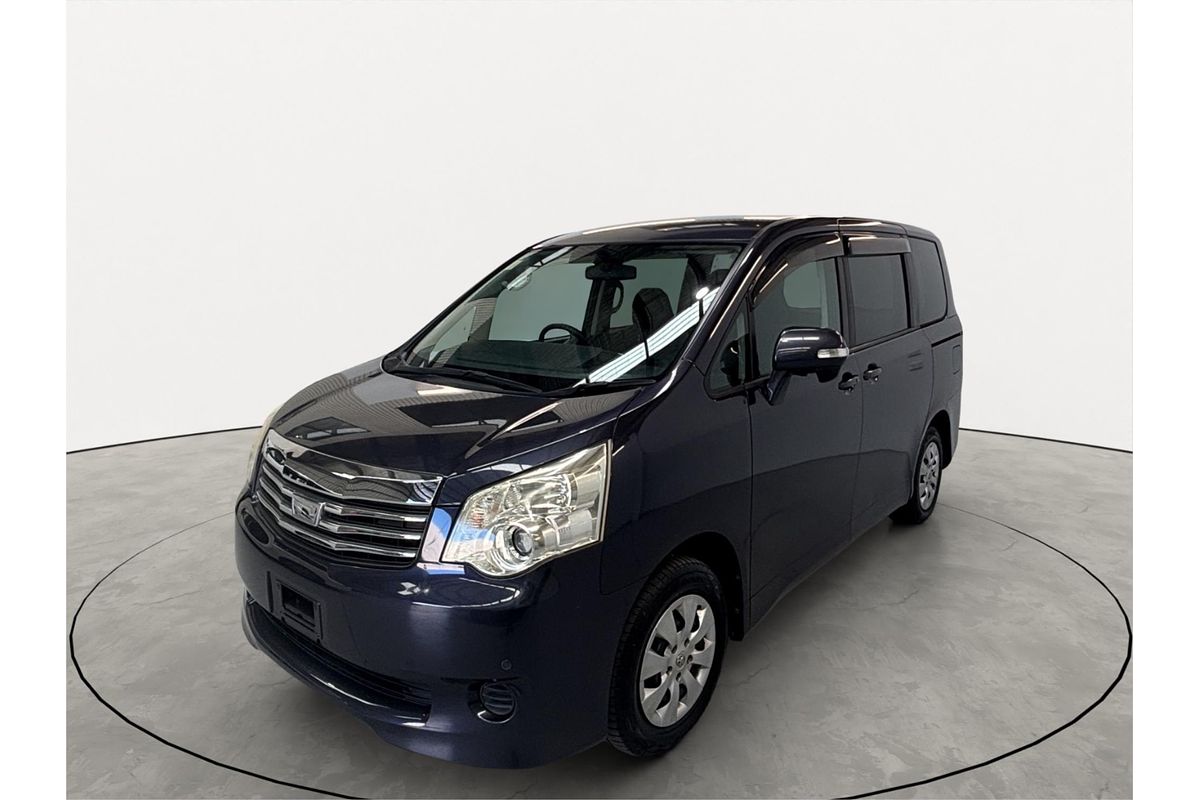 2011 Toyota Noah X L SELECTION ZZR70G