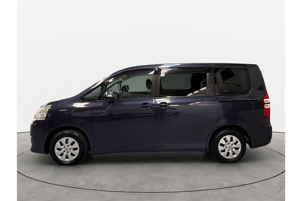 2011 Toyota Noah X L SELECTION ZZR70G