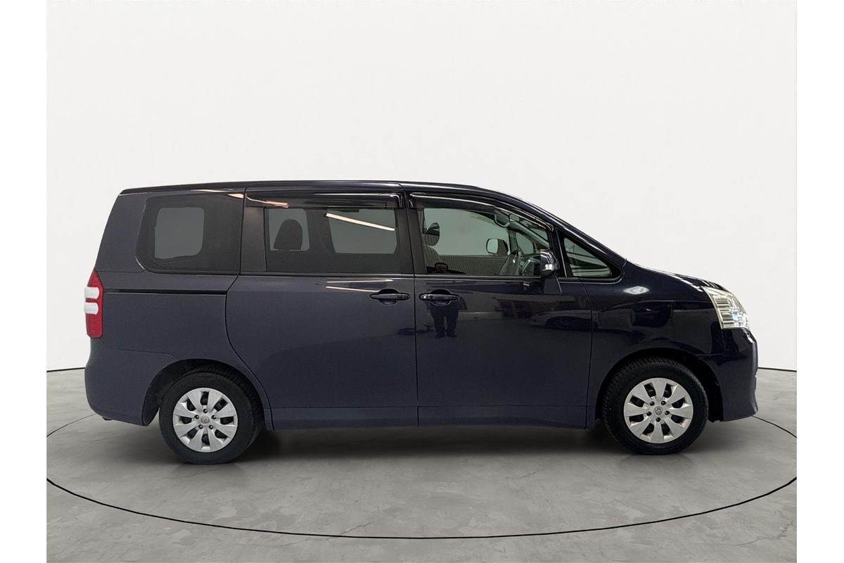 2011 Toyota Noah X L SELECTION ZZR70G