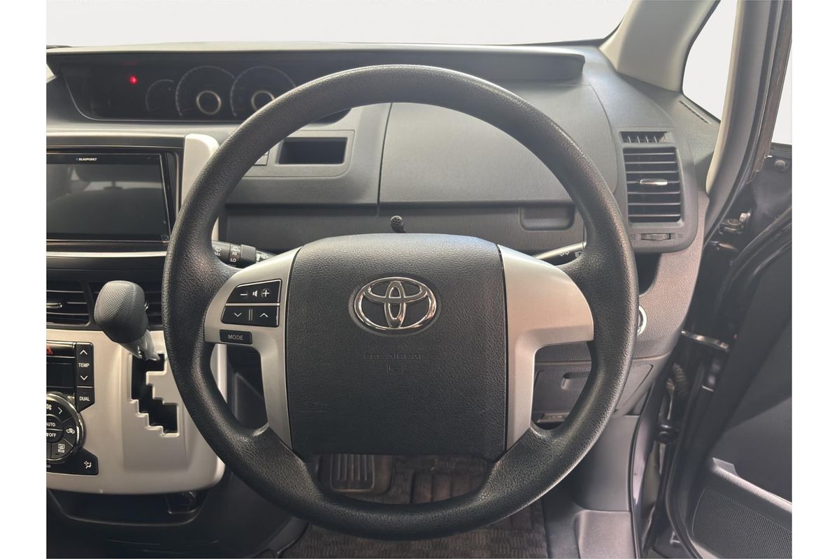 2011 Toyota Noah X L SELECTION ZZR70G