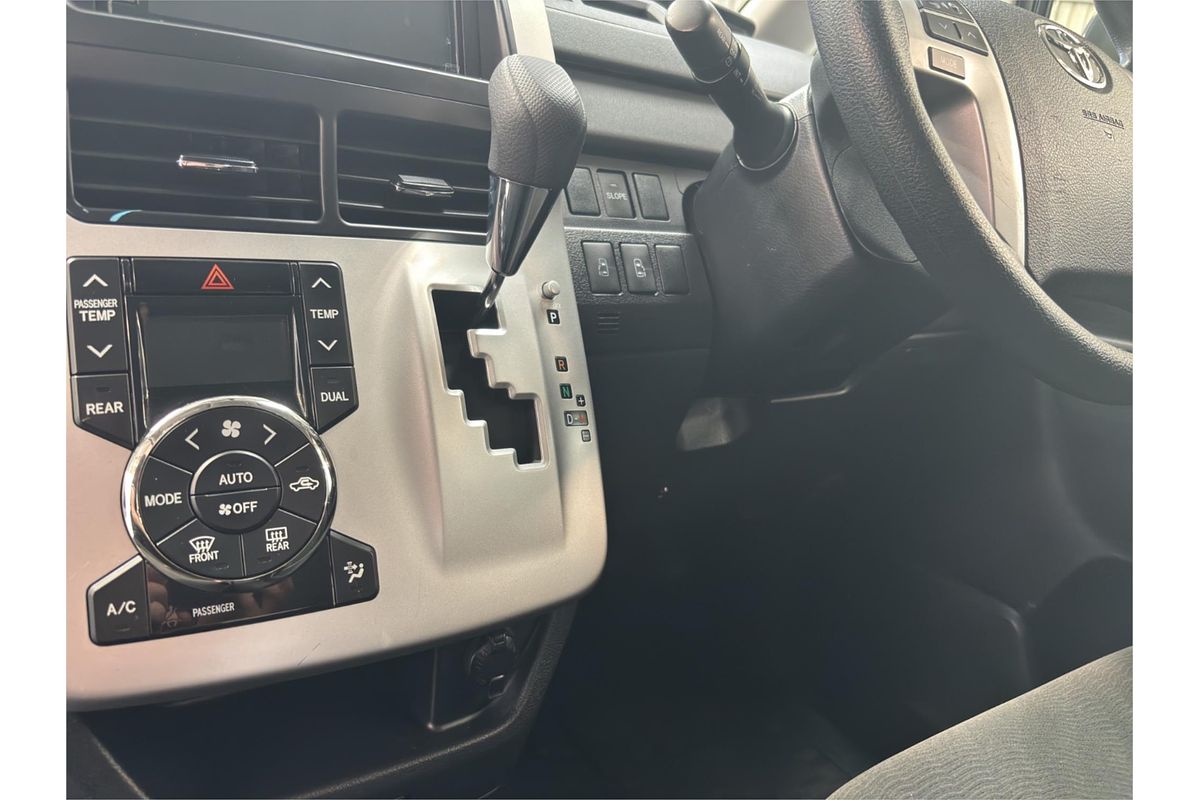 2011 Toyota Noah X L SELECTION ZZR70G