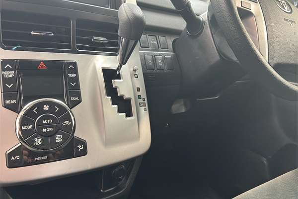 2011 Toyota Noah X L SELECTION ZZR70G