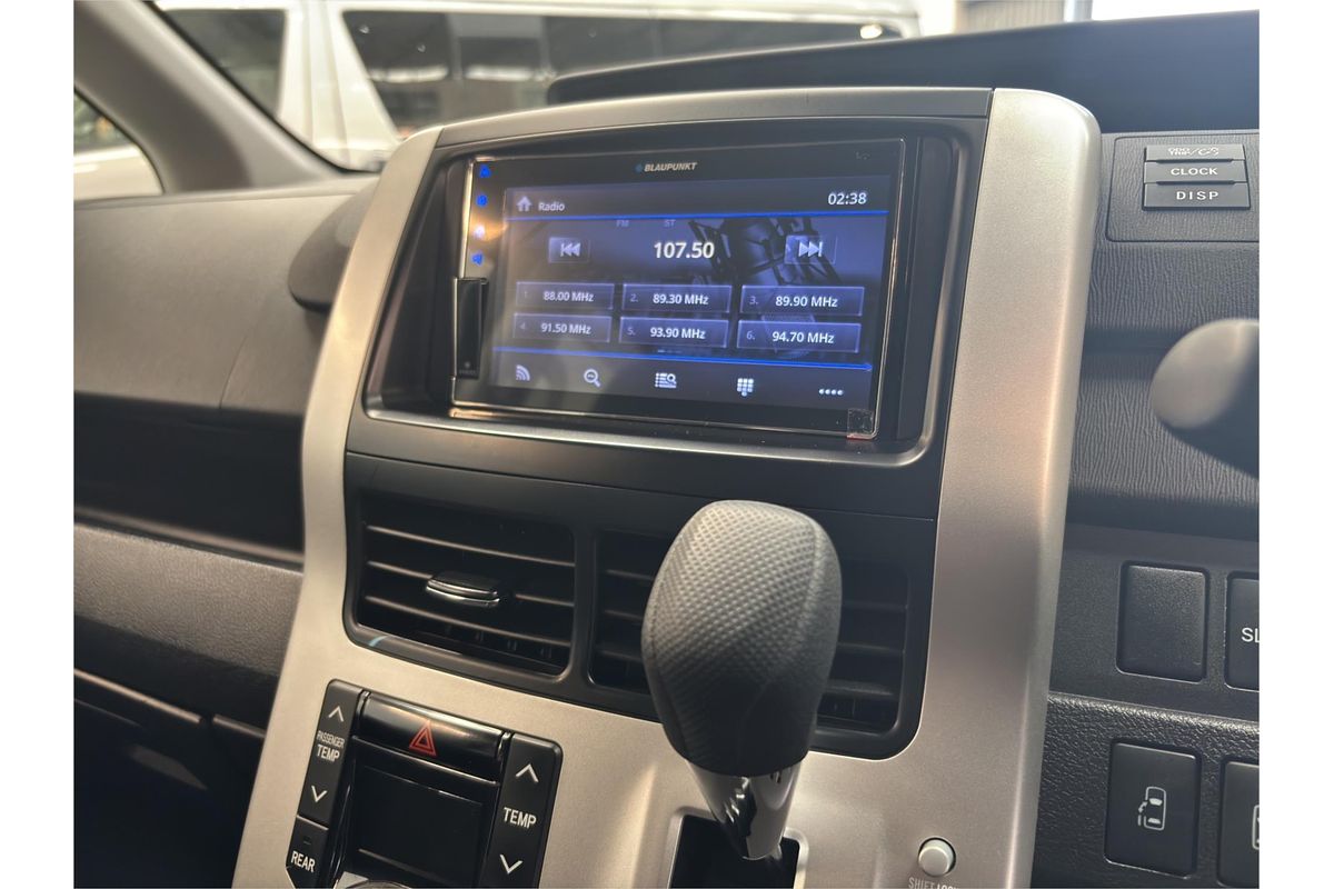 2011 Toyota Noah X L SELECTION ZZR70G