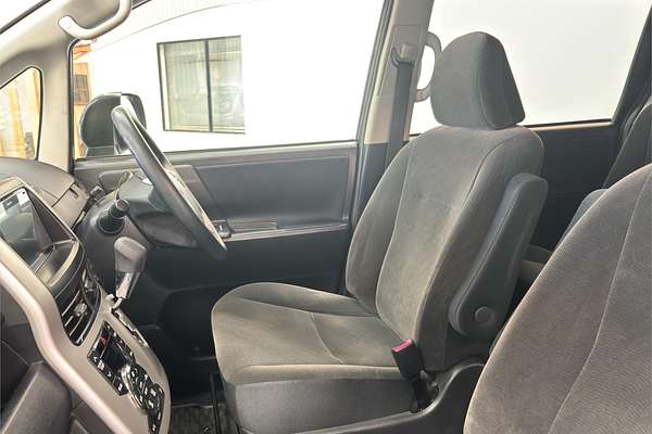 2011 Toyota Noah X L SELECTION ZZR70G