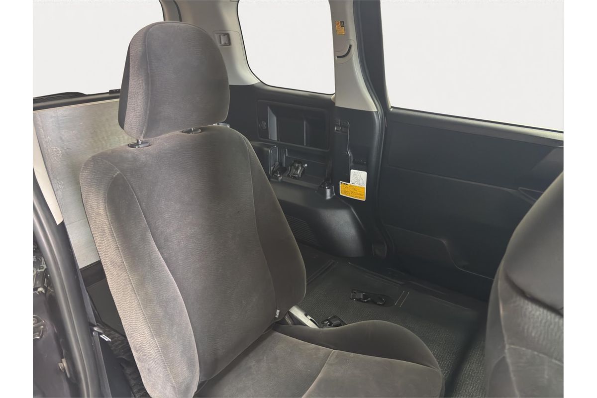 2011 Toyota Noah X L SELECTION ZZR70G