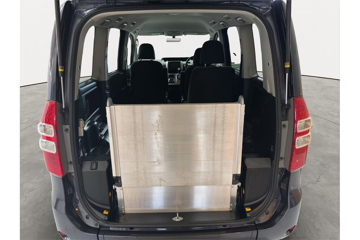 2011 Toyota Noah X L SELECTION ZZR70G