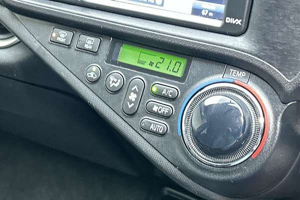 2014 Toyota Prius C i-Tech NHP10R
