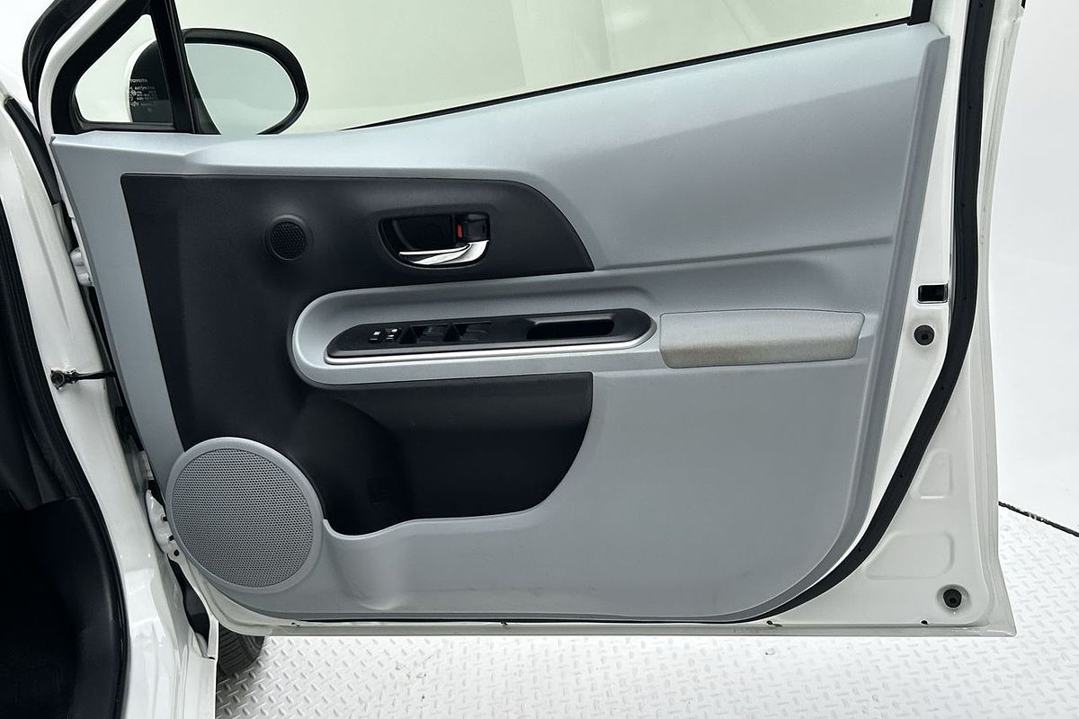 2014 Toyota Prius C i-Tech NHP10R