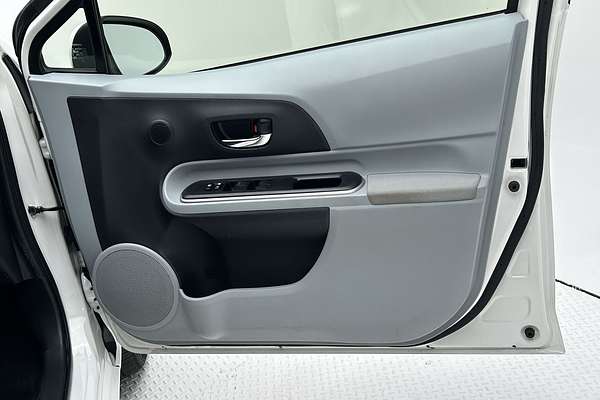 2014 Toyota Prius C i-Tech NHP10R