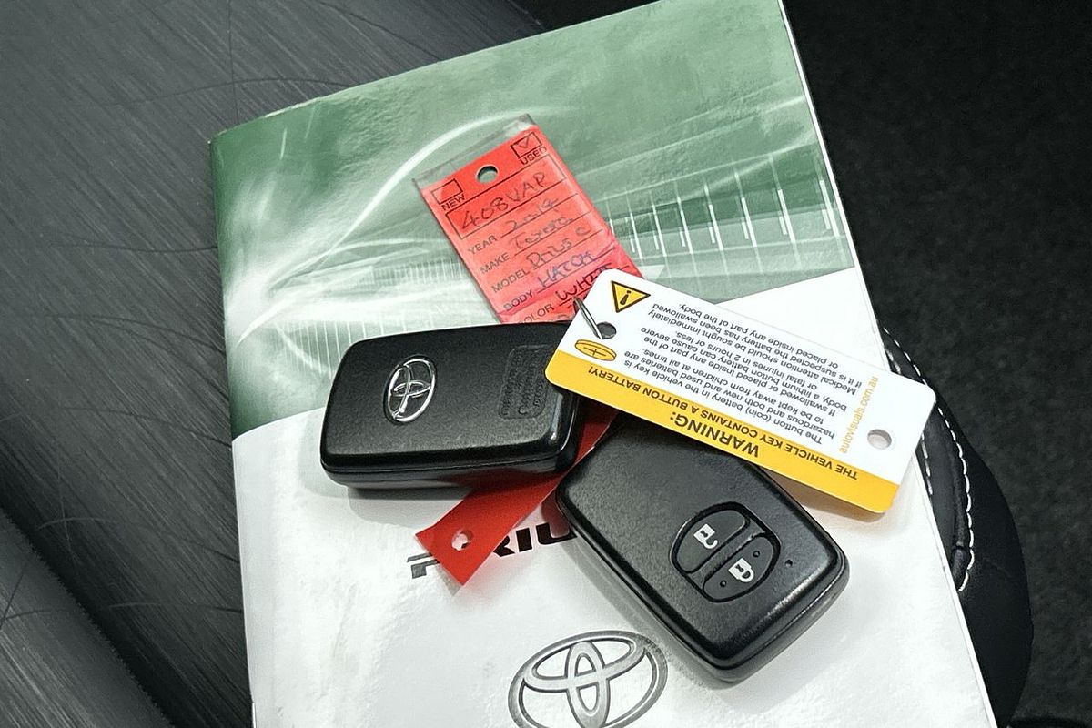 2014 Toyota Prius C i-Tech NHP10R