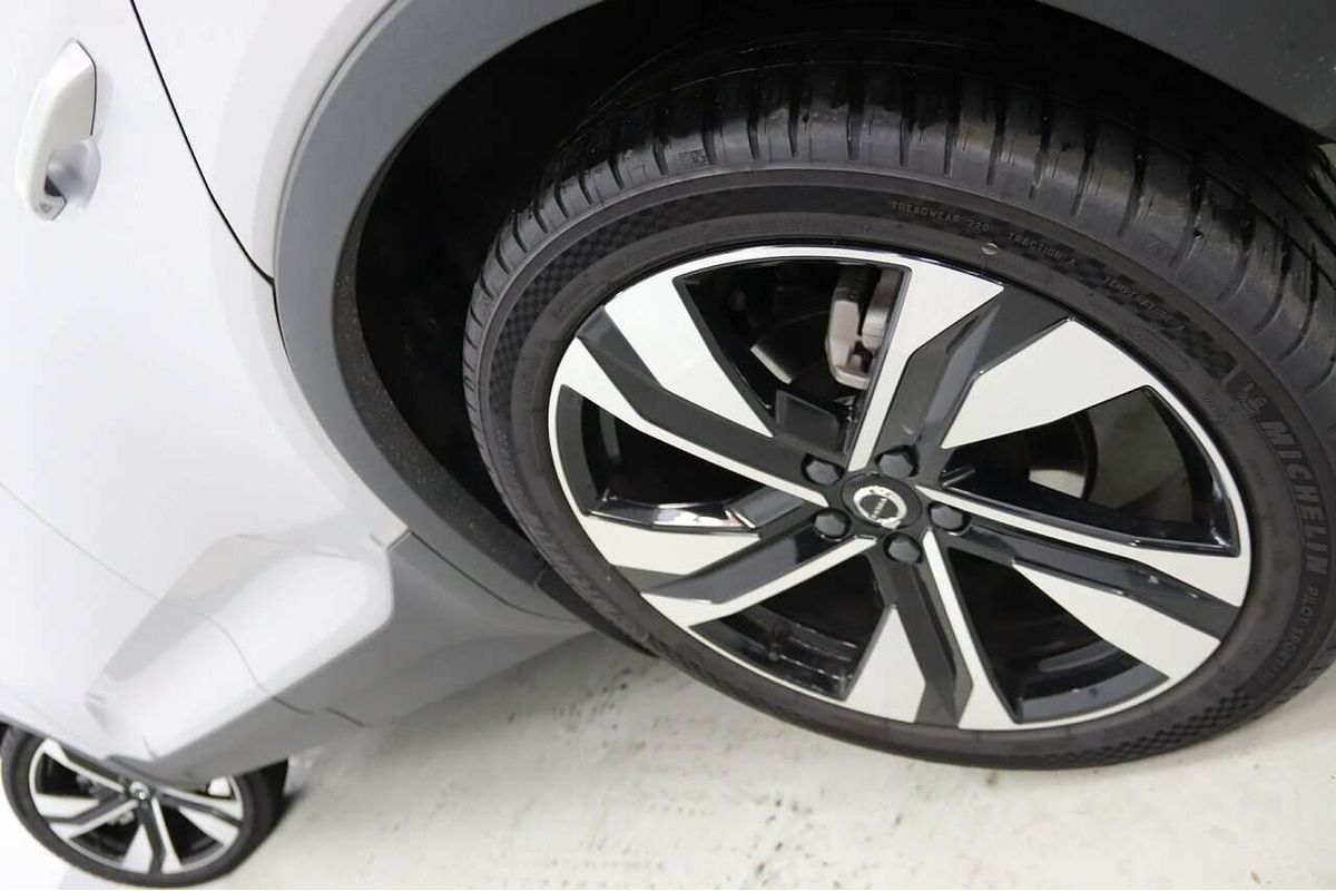 2023 Volvo XC40 Ultimate B5 Dark