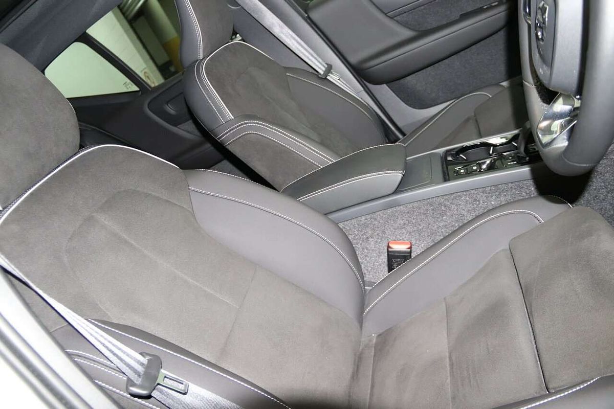 2023 Volvo XC40 Ultimate B5 Dark