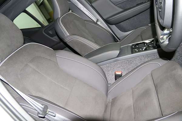 2023 Volvo XC40 Ultimate B5 Dark
