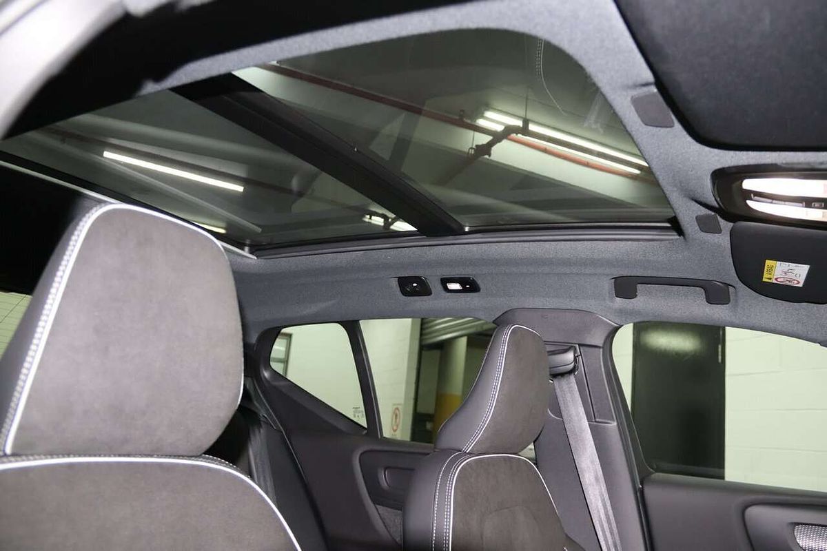 2023 Volvo XC40 Ultimate B5 Dark