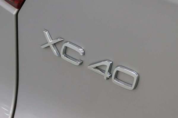 2023 Volvo XC40 Ultimate B5 Dark