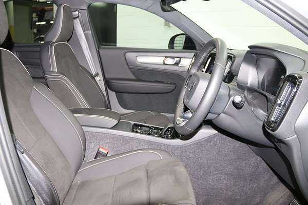 2023 Volvo XC40 Ultimate B5 Dark