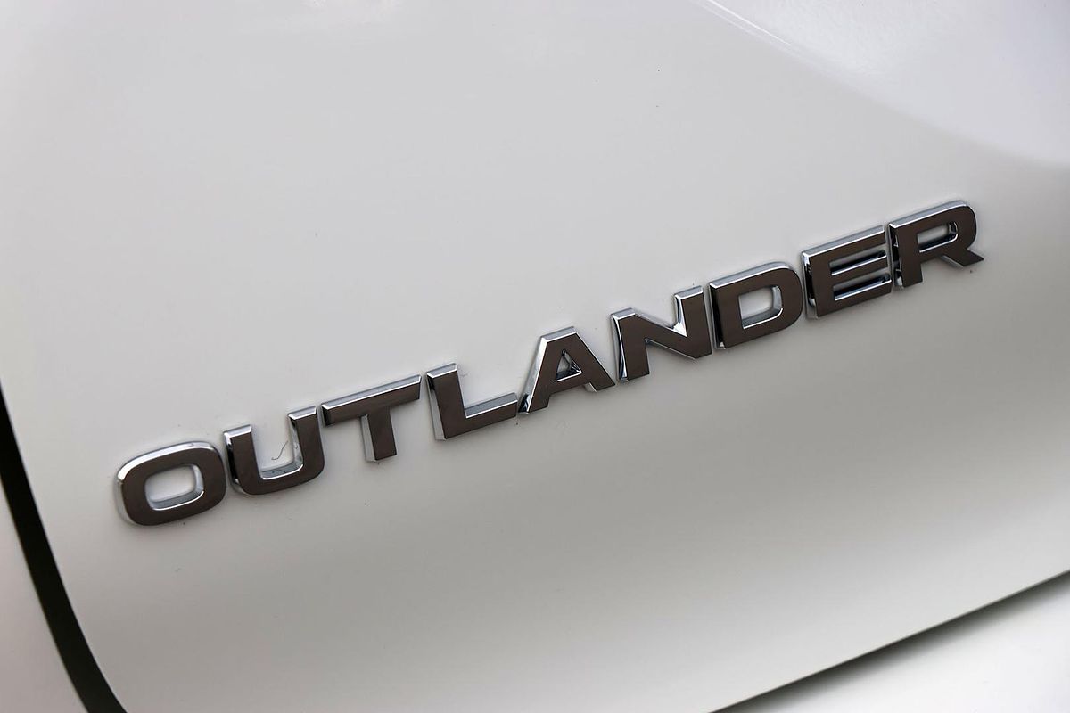 2024 Mitsubishi Outlander PHEV ES ZM