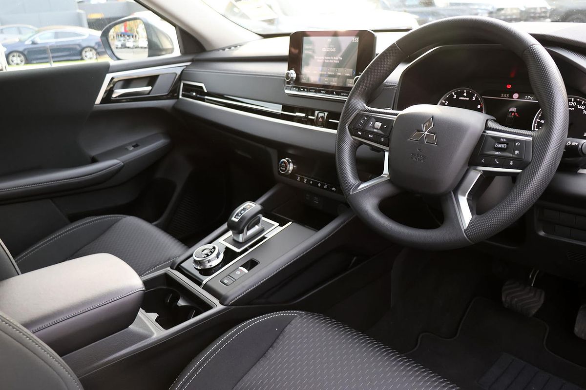 2024 Mitsubishi Outlander ES ZM