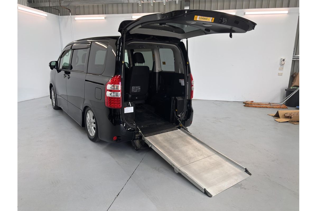 2013 Toyota Noah WELCAB