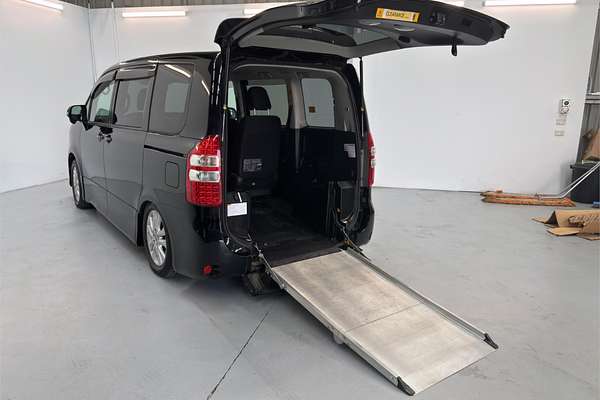 2013 Toyota Noah WELCAB