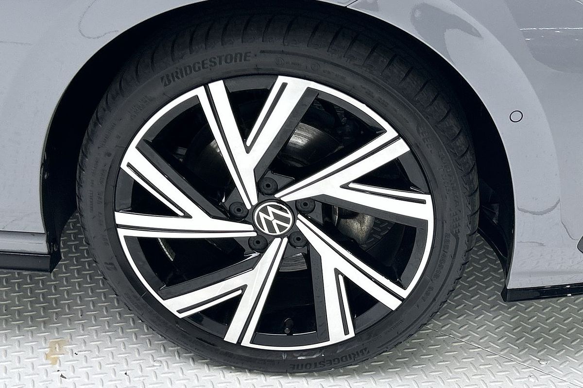 2023 Volkswagen Golf 110TSI R-Line 8