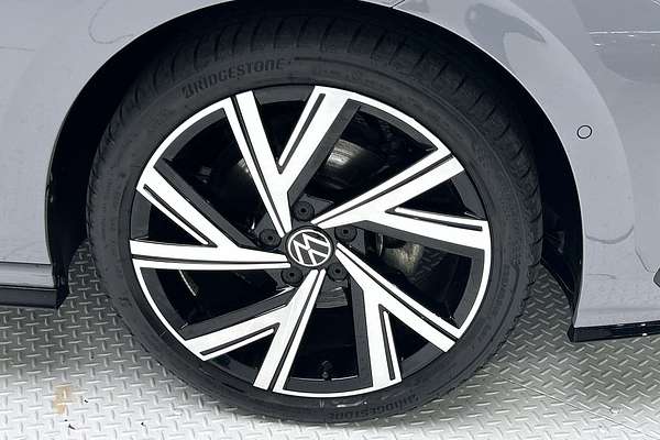 2023 Volkswagen Golf 110TSI R-Line 8