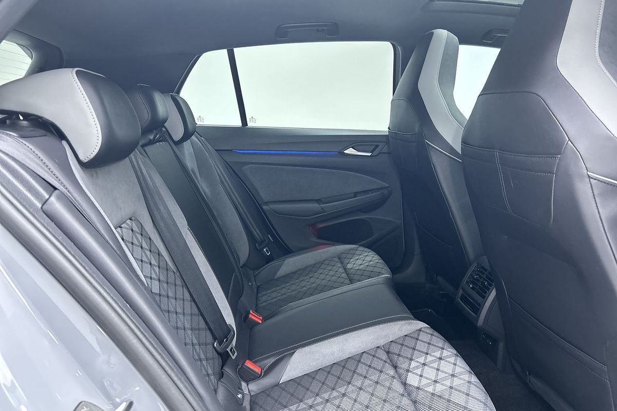 2023 Volkswagen Golf 110TSI R-Line 8