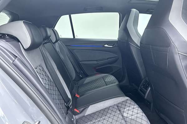 2023 Volkswagen Golf 110TSI R-Line 8