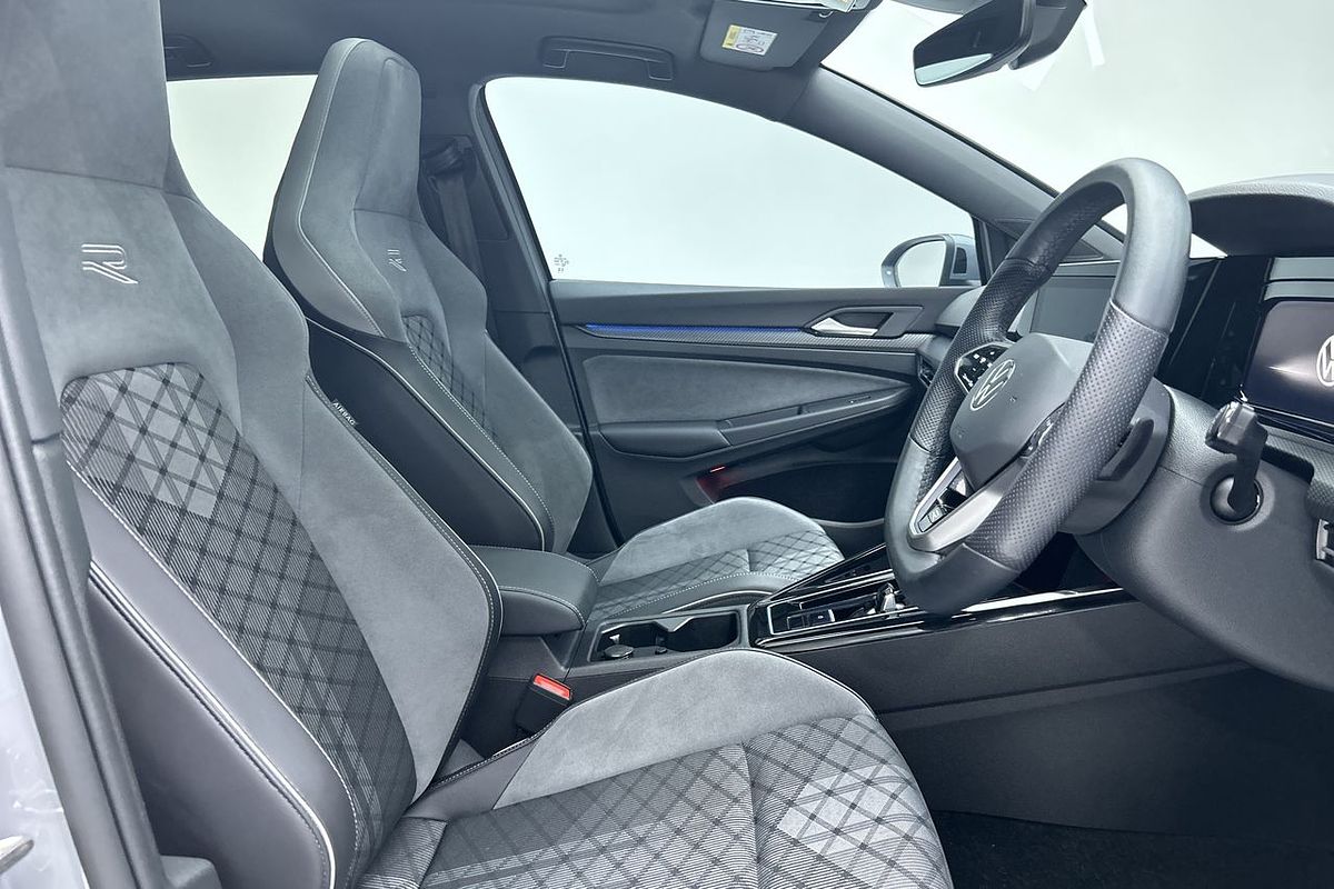 2023 Volkswagen Golf 110TSI R-Line 8